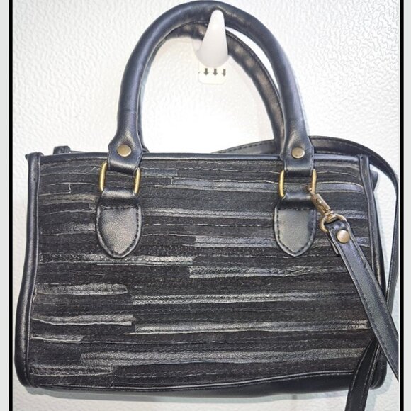 No brand name Handbags - Small hand/shoulder black bag, multiple pockets, zip closure